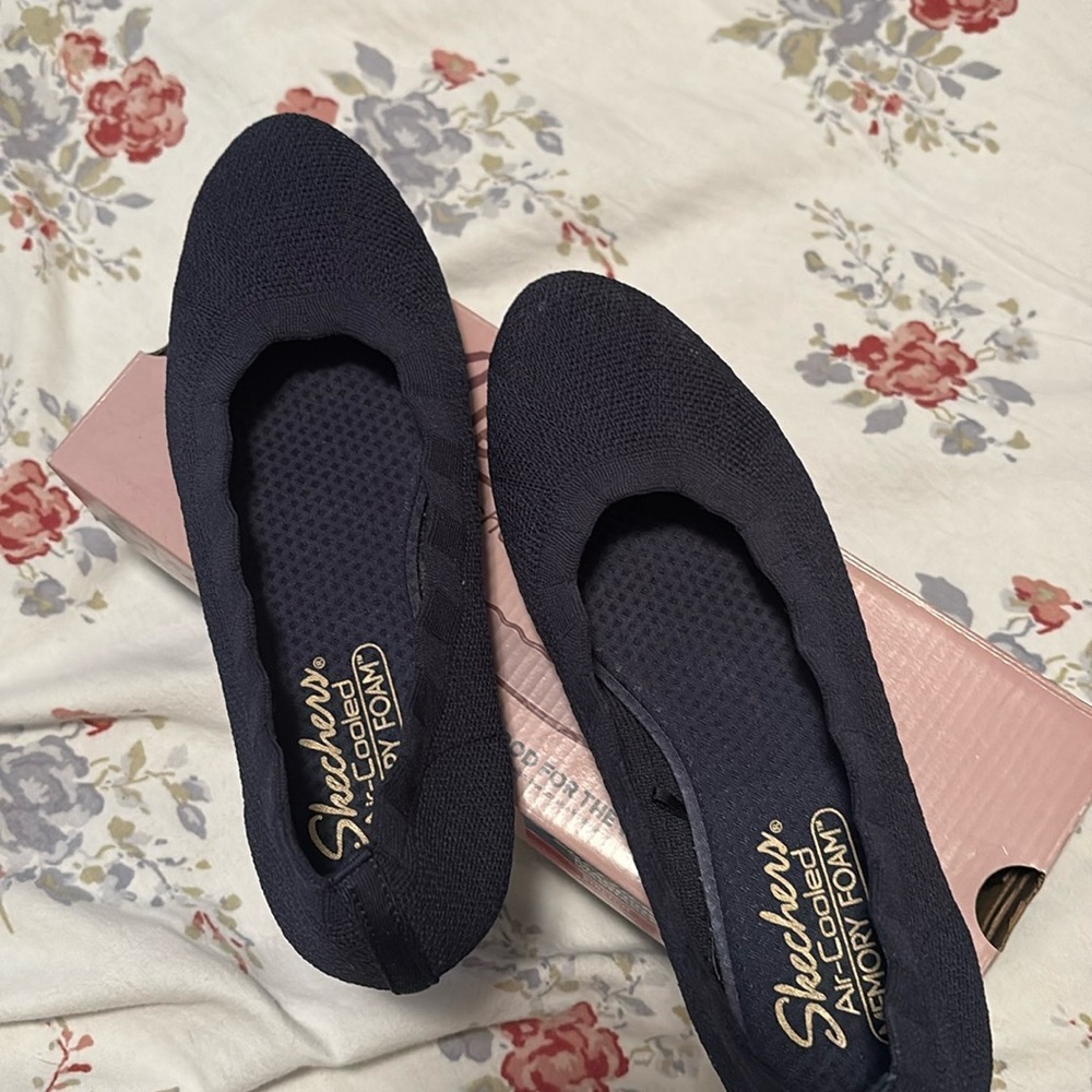 NWOT Size 7 Navy Cleo’s by Skechers flat shoes